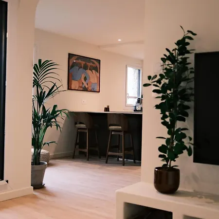 Апартаменты New, Fully Equipped 1-bedroom Apartment, Tennis, 2 Bikes Included, Ac *